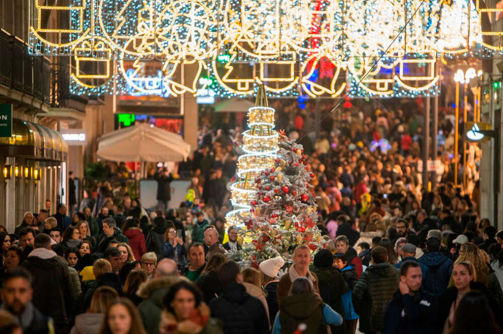 Miles de personas pasean por el centro de la ciudad de Vigo en Navidad. - Gustavo de la Paz