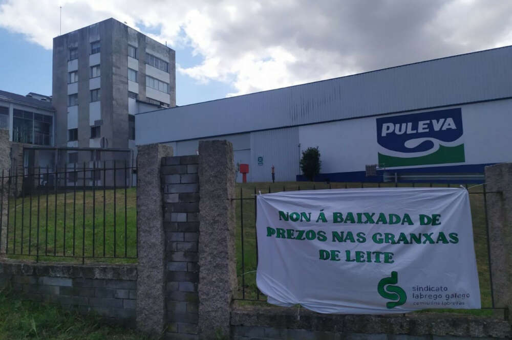 Pancarta colocada por el Sindicato Labrego Galego en la planta de Lactalis / SLG