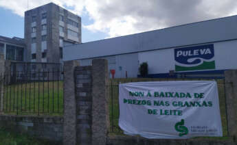 Pancarta colocada por el Sindicato Labrego Galego en la planta de Lactalis / SLG
