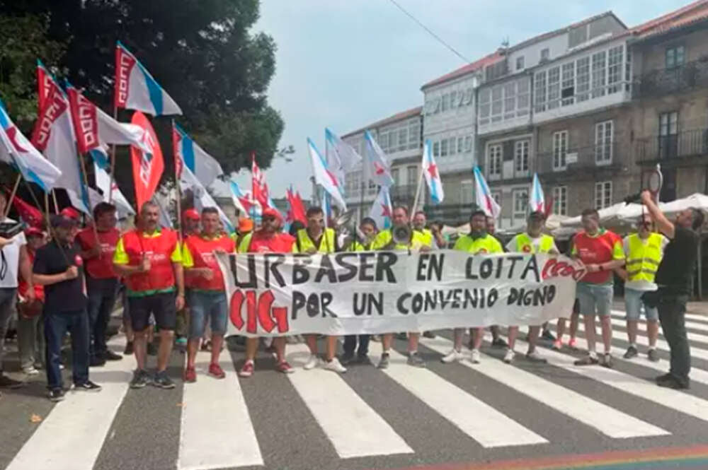 Trabajadores de Urbaser Santiago se manifiestan por "un convenio digno"