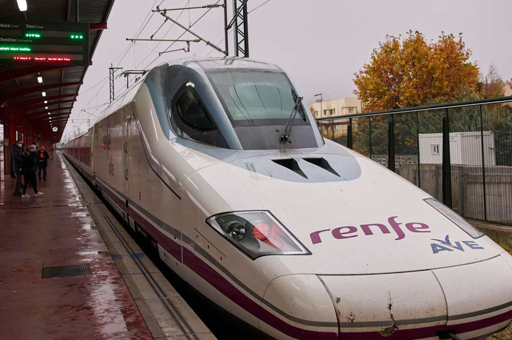 Tren que va a efectuar un viaje por el nuevo tramo de alta velocidad Pedralba de la Pradería-Ourense