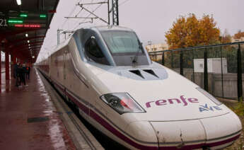 Tren que va a efectuar un viaje por el nuevo tramo de alta velocidad Pedralba de la Pradería-Ourense