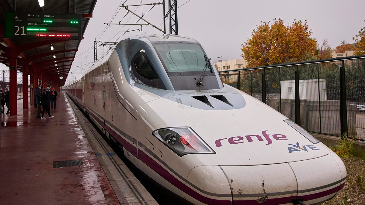 Tren que va a efectuar un viaje por el nuevo tramo de alta velocidad Pedralba de la Pradería-Ourense