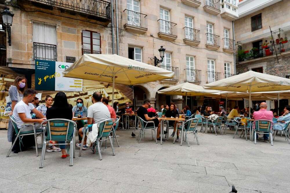 Varias personas en una terraza