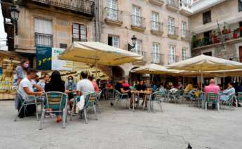 Varias personas en una terraza