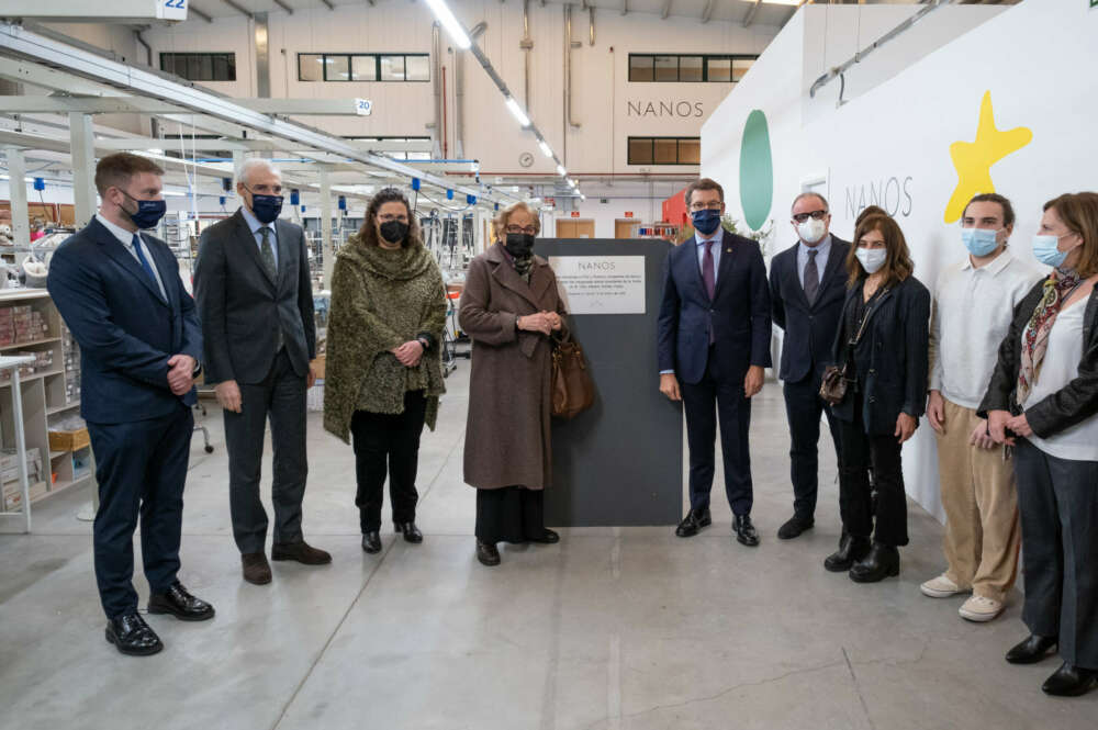 Imagen de la visita del expresidente de la Xunta, Alberto Núñez Feijóo, y del exconselleiro de Economía, Francisco Conde, a la nueva planta de Nanos en Bergondo / Xunta