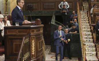 El presidente del Partido Popular y candidato a la investidura, Alberto Núñez Feijóo (i), interviene mientras pasa el presidente del Gobierno en funciones, Pedro Sánchez (d), en la primera sesión de su debate de investidura a la Presidencia del Gobierno, este martes en el Congreso. EFE/Kiko Huesca