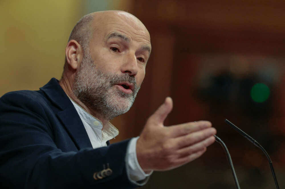 El portavoz del BNG, Néstor Rego durante la segunda jornada del debate de su investidura en el Congreso este miércoles. EFE/ Sergio Pérez