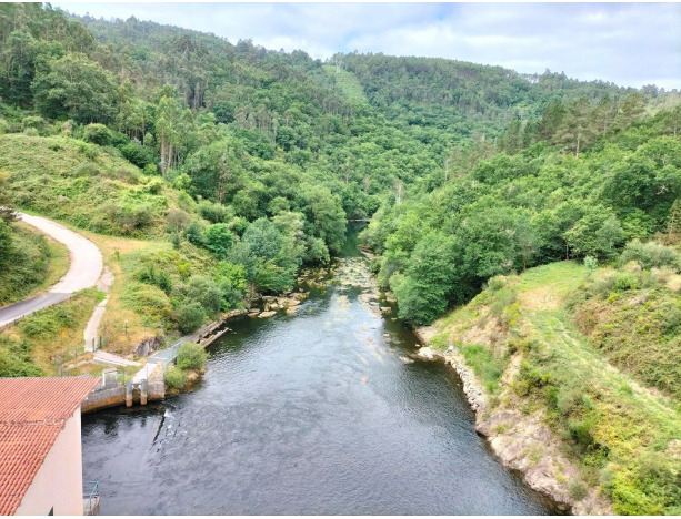 Imagen del entorno de A Croa de Salgueiros y el embalse de Touro, de cuya agua se alimentará la planta de hidrógeno que proyecta Tasga Renovables en Vila de Cruces (Pontevedra)