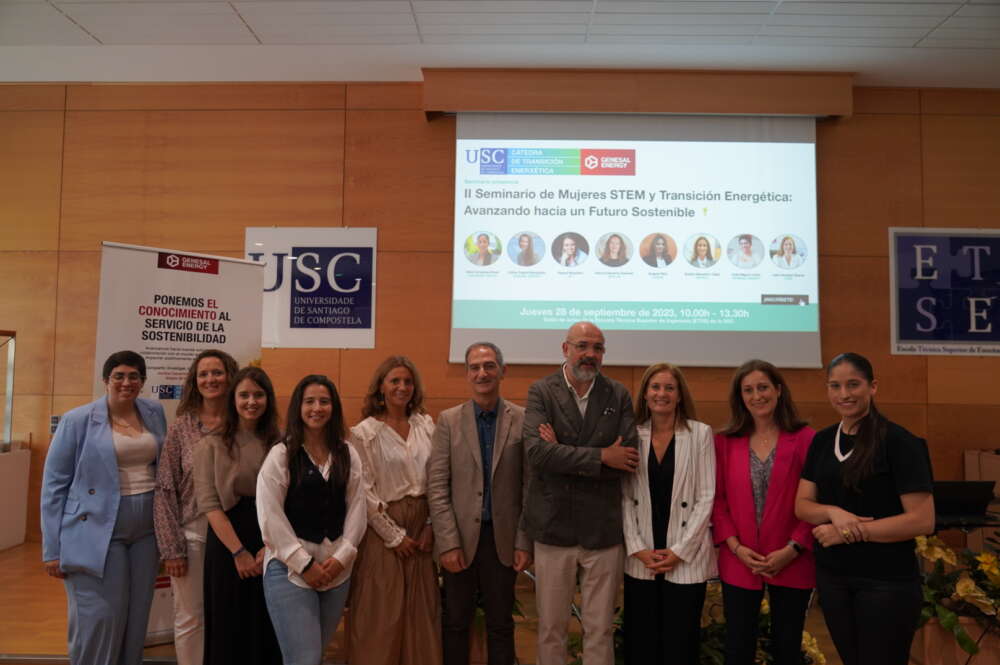 Las ocho ponentes del II Seminario de Mujeres STEM, junto al director de la cátedra, Enrique Roca, y Julio Arca, CEO de Genesal Energy