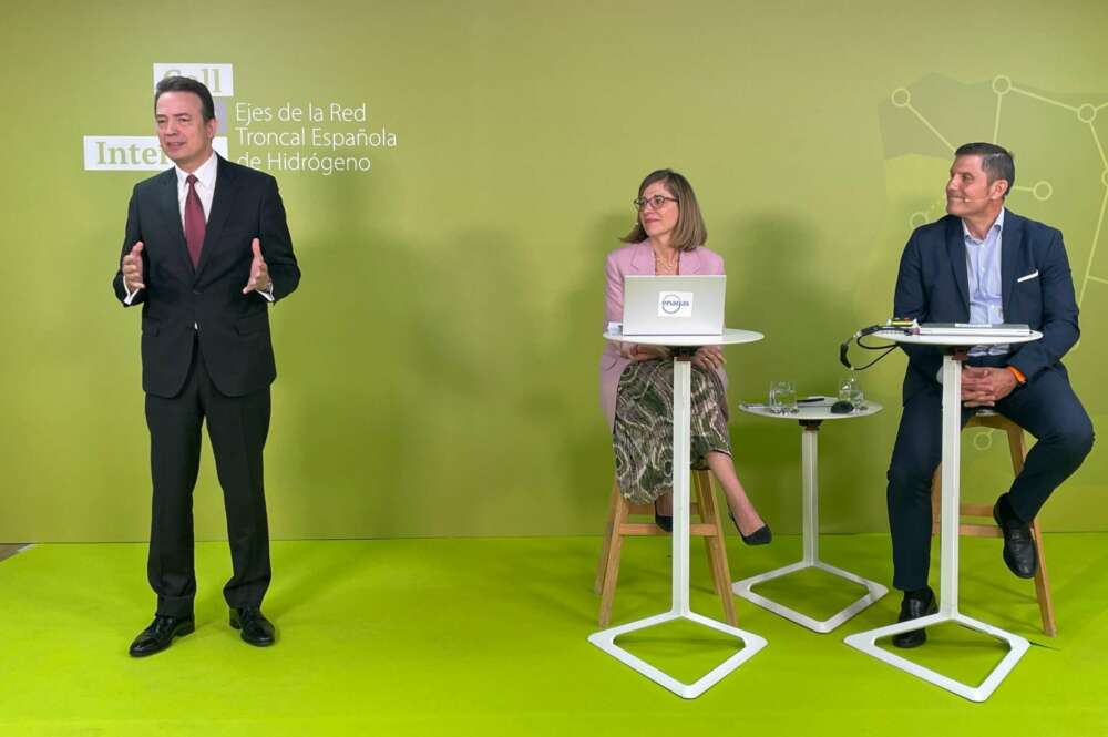 El CEO de Enagás, Arturo Gonzalo, junto a la directora general de Transición Energética de Enagás, Natalia Latorre, y el director de Hidrógeno de la compañía, Jesús Gil.