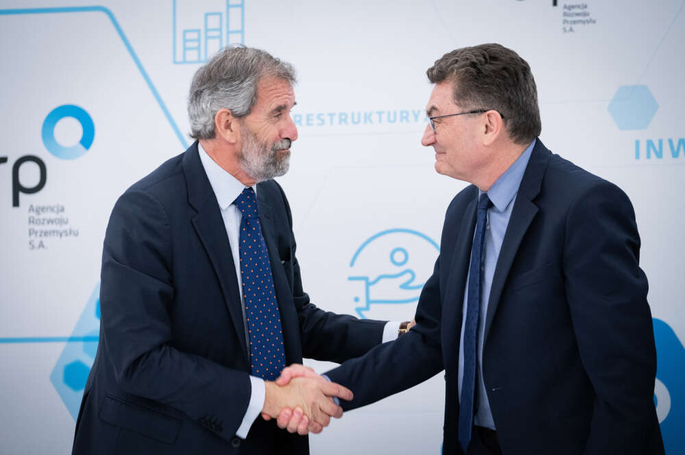 Jon Riberas, presidente de GRI Renewable Industries, junto a Mateusz Berger, representante Plenipotenciario del Gobierno polaco para Infraestructuras Energéticas Estratégicas, en una imagen de archivo