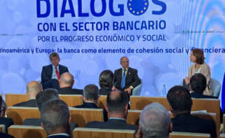 José Antonio Álvarez, vicepresidente de Banco Santander; Ricardo Bonilla. ministro de Hacienda y Crédito Público de Colombia; y Alejandra Kindelán. presidenta de AEB / ED