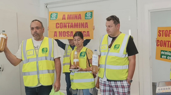 Imagen del grupo de activistas que asaltó la sede de la Cámara Oficial Mineira de Galicia (COMG)