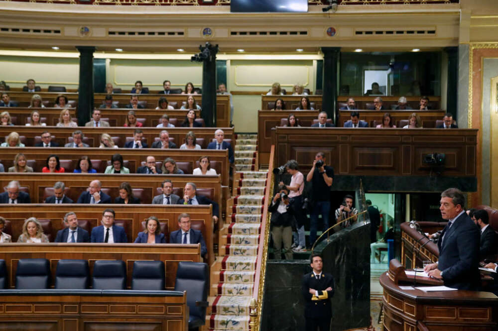 El diputado socialista José Ramón Gómez Besteiro intervien en el primer pleno del Congreso de la XV Legislatura