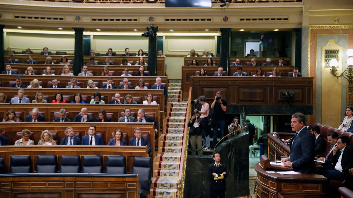 El diputado socialista José Ramón Gómez Besteiro intervien en el primer pleno del Congreso de la XV Legislatura