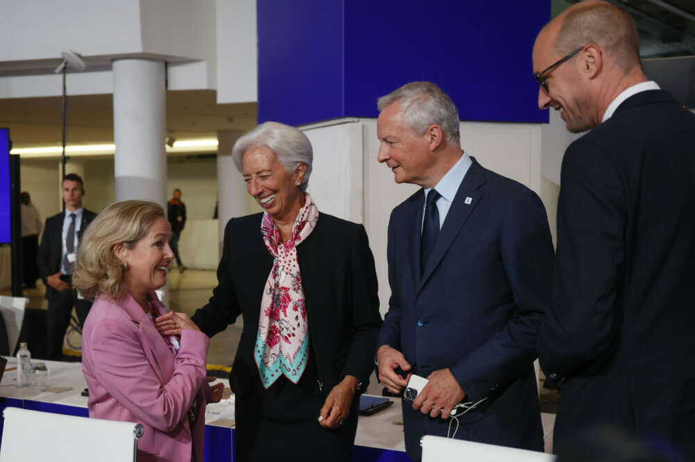 La vicepresidenta primera y ministra de Asuntos Económicos, Nadia Calviño (i-d), la presidenta del Banco Central Europeo, Christine Lagarde, al ministro de Economía, Finanzas y Recuperación de Francia, Bruno Le Maire, el ministro belga de economía Vincent van Peteghem, al comienzo la reunión del Eurogrupo que se celebra en Santiago de Compostela, este viernes. EFE/ Xoan Rey