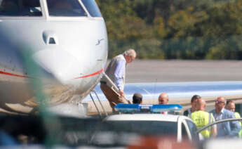 El Rey Juan Carlos I bajando del avión en Vigo