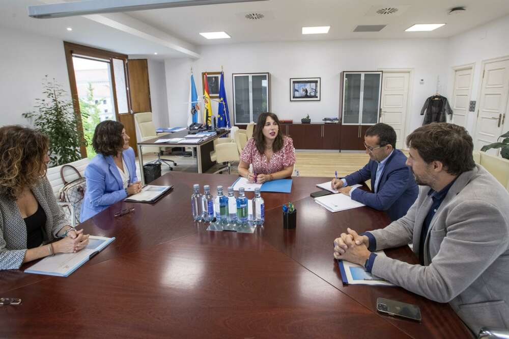 Imagen de la reunión entre la conselleira de Economía, Industria e Innovación, María Jesús Lorenzana, y representantes de Repsol. Xunta / Conchi Paz