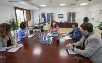 Imagen de la reunión entre la conselleira de Economía, Industria e Innovación, María Jesús Lorenzana, y representantes de Repsol. Xunta / Conchi Paz