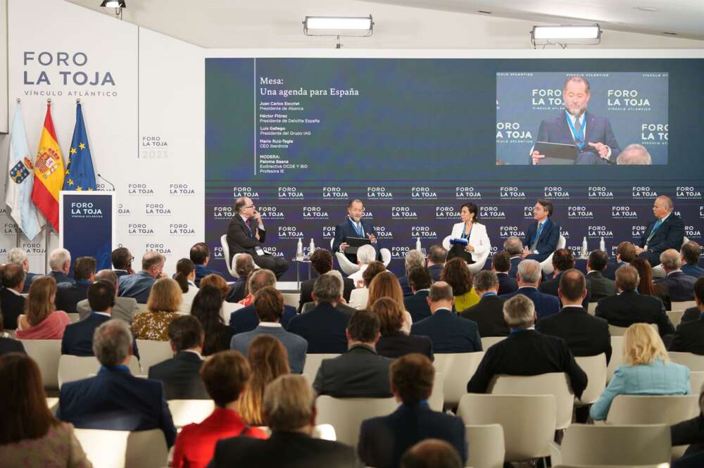 a profesora de la IE Business School Paloma Baena, el presidente de Abanca, Juan Carlos Escotet; el CEO de Iberdrola España, Mario Ruiz-Tagle; el CEO del Grupo IAG, Luis Gallego; y el presidente de Deloitte España, Héctor Flórez. - FORO LA TOJA