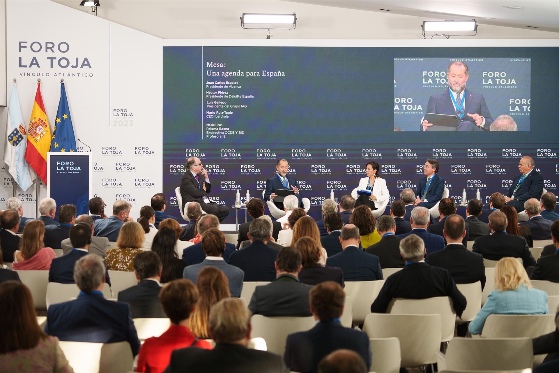 a profesora de la IE Business School Paloma Baena, el presidente de Abanca, Juan Carlos Escotet; el CEO de Iberdrola España, Mario Ruiz-Tagle; el CEO del Grupo IAG, Luis Gallego; y el presidente de Deloitte España, Héctor Flórez. - FORO LA TOJA