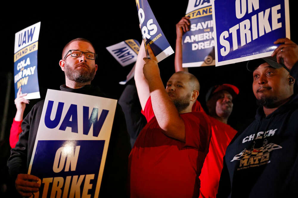 Miembros del United Auto Workers (UAW) tras declararse en huelga como respuesta a las negociaciones fallidas con los tres grandes fabricantes de automóviles: General Motors, Ford y Stellantis