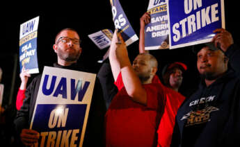 Miembros del United Auto Workers (UAW) tras declararse en huelga como respuesta a las negociaciones fallidas con los tres grandes fabricantes de automóviles: General Motors, Ford y Stellantis