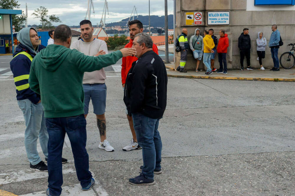 Los delegados sindicales de las empresas auxiliares de Navantia, como Kaefer, M.Blanco, Gabadi y Moncina con el apoyo de coco y cie impidieron el acceso al astillero en protesta por el incumplimiento de los acuerdos con la empresa principal Navantia. EFE/ Kiko Delgado