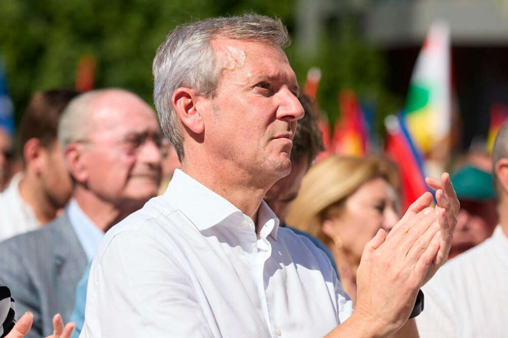 El presidente de la Xunta de Galicia, Alfonso Rueda, aplaude durante la manifestación organizada por el PP, en la plaza de Felipe II, a 24 de septiembre de 2023, en Madrid