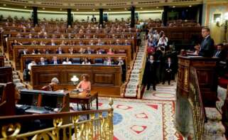 El candidato a la presidencia del Gobierno y líder del PP, Alberto Núñez Feijóo (d) durante su intervención en la segunda jornada del debate de su investidura en el Congreso