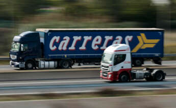 Dos camiones circulan por una autopista