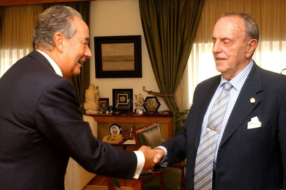 Encuentro entre Manuel Fraga (der) y Juan Miguel Villar Mir, entonces presidente de Ferroatlántica (izq) en el año 2002 .EFE/X.REY/jma