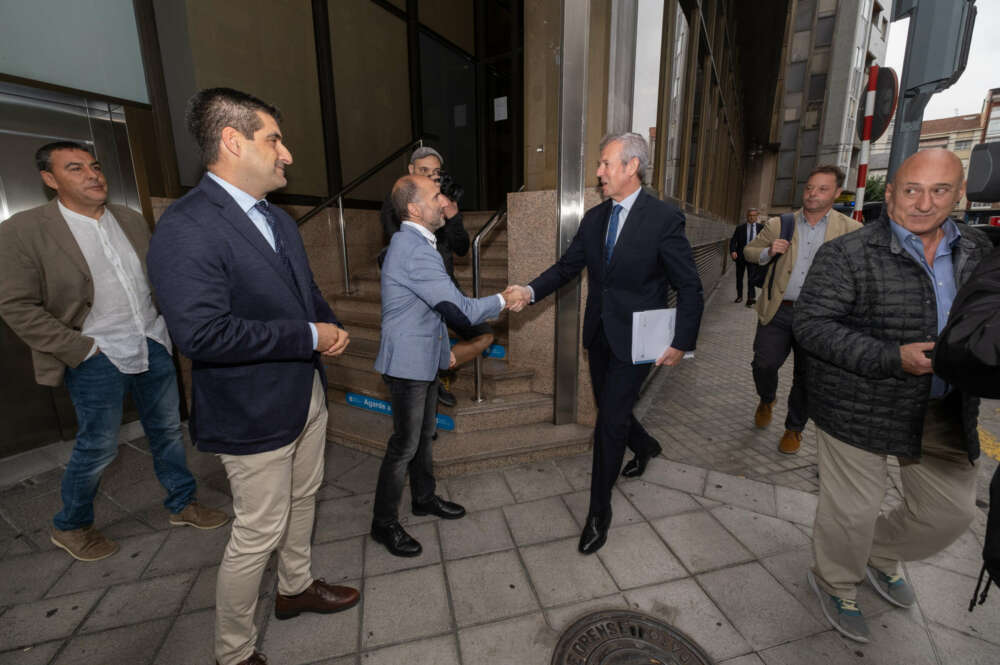 El alcalde de Ourense, Gonzalo Pérez Jácome, y el presidente de la Xunta, Alfonso Rueda, se dan la mano antes de la reunión que mantuvieron en la 'Casa de Chocolate' de Ourense / David Cabezón