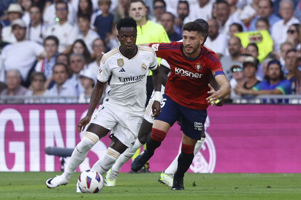 El delantero brasileño del Real Madrid, Vinícius Jr., (i) disputa el balón ante David García (d), defensa del Osasuna, durante el partido de Liga EA Sports que el Real Madrid y el Osasuna en el estadio Santiago Bernabéu. EFE/Rodrigo Jiménez