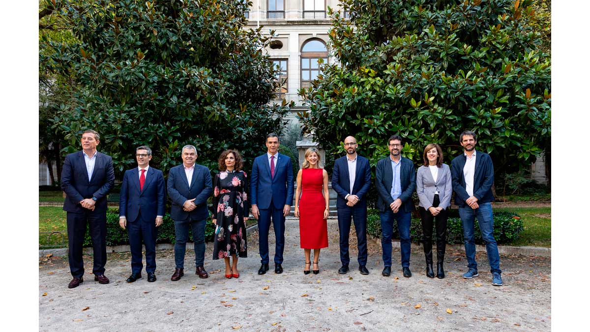 Foto de familia tras el acto de firma del acuerdo entre PSOE y Sumar en la que aparece, entre otros, José Ramón Besteiro, María Jesús Montero, Pedro Sánchez, Yolanda Días, Marta Lois y Ernest Urtasun