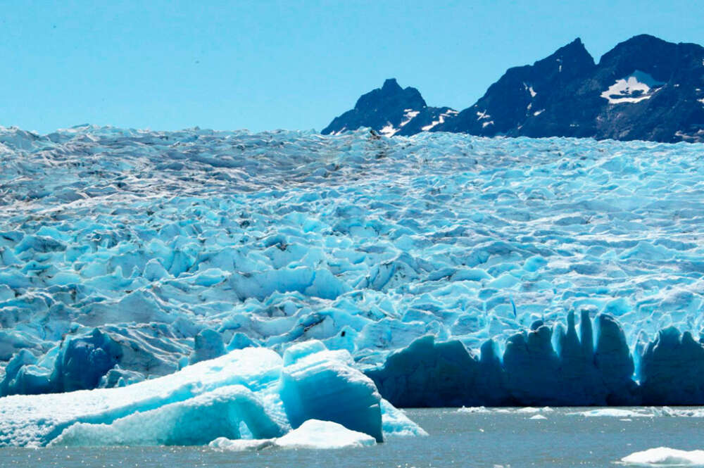 Fotografía que muestra pequeñas masas de hielo el 25 de diciembre 2022, en el Glaciar Grey, en la Patagonia chilena