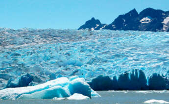 Fotografía que muestra pequeñas masas de hielo el 25 de diciembre 2022, en el Glaciar Grey, en la Patagonia chilena