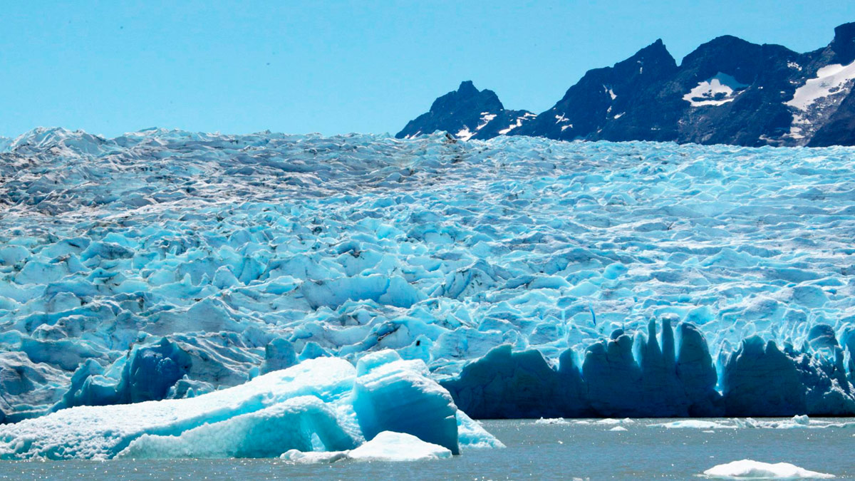 Fotografía que muestra pequeñas masas de hielo el 25 de diciembre 2022, en el Glaciar Grey, en la Patagonia chilena