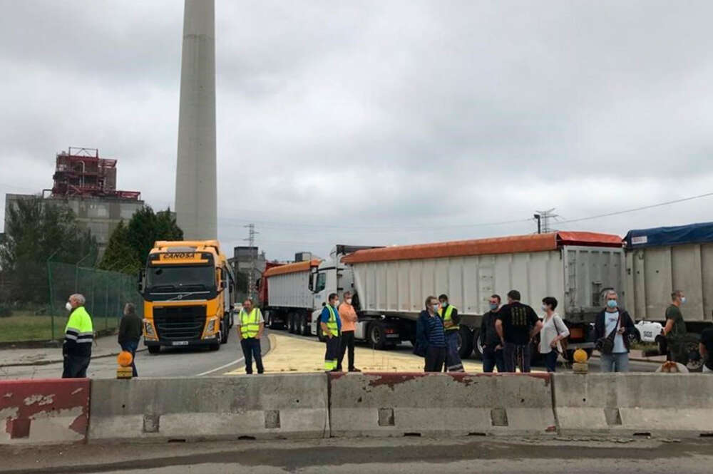 Imagen de archivo de una concentración del os trabajadores de Maessa frente a las instalaciones de Endesa en As Pontes el pasado mes de octubre