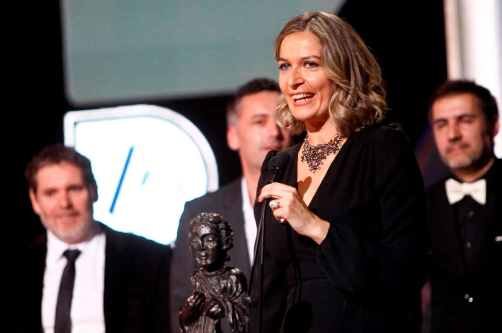 La productora de Vaca Films, Emma Lustres, recoge el premio al Mejor Largometraje en la ceremonia de entrega de los XVII Premios Mestre Mateo en A Coruña en 2019