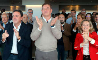 Valentín González Formoso, José Ramón Gómez Besteiro y Nadia Calviño aplaudiendo en el acto "Galicia: Horizonte 2030. Preparando o cambio"