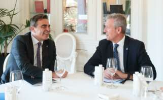 El presidente de la Xunta de Galicia, Alfonso Rueda, se ha reunido con el vicepresidente de la Comisión Europea, Margaritis Schinas, en O Grove (Pontevedra) / Xunta