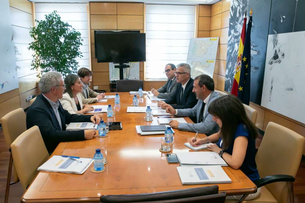 Imagen de la reunión del secretario de Estado de Transportes, David Lucas, y la conselleira de Infraestruturas, Ethel Vázquez, este miércoles en Madrid / Daniel Ramo