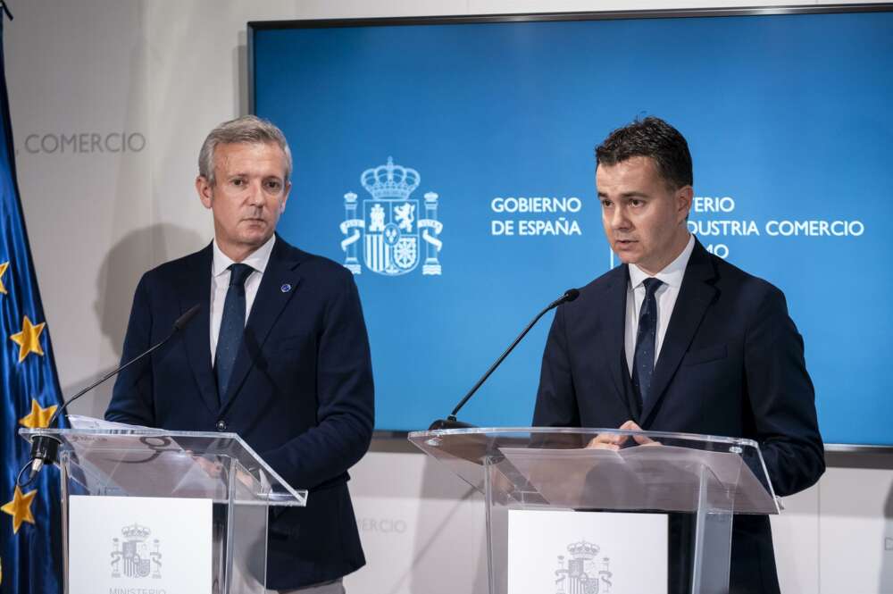 El presidente de la Xunta de Galicia, Alfonso Rueda (i) y el ministro de Industria, Comercio y Turismo en funciones, Héctor Gómez (d), durante una rueda de prensa, en la sede del Ministerio, a 10 de octubre de 2023, en Madrid (España). Durante la reunión - A. Pérez Meca -