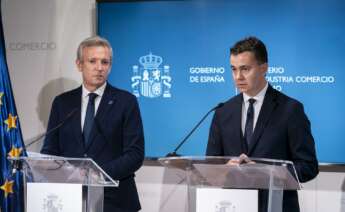 El presidente de la Xunta de Galicia, Alfonso Rueda (i) y el ministro de Industria, Comercio y Turismo en funciones, Héctor Gómez (d), durante una rueda de prensa, en la sede del Ministerio, a 10 de octubre de 2023, en Madrid (España). Durante la reunión - A. Pérez Meca -