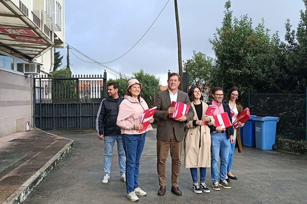 El precandidato a las primarias que el PSdeG celebrará para elegir a su candidato a la Xunta José Ramón Gómez Besteiro a su llegada a la sede de los socialistas gallegos - EUROPA PRESS