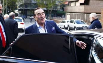 El empresario Fernando Fernández Tapias subiendo a un coche