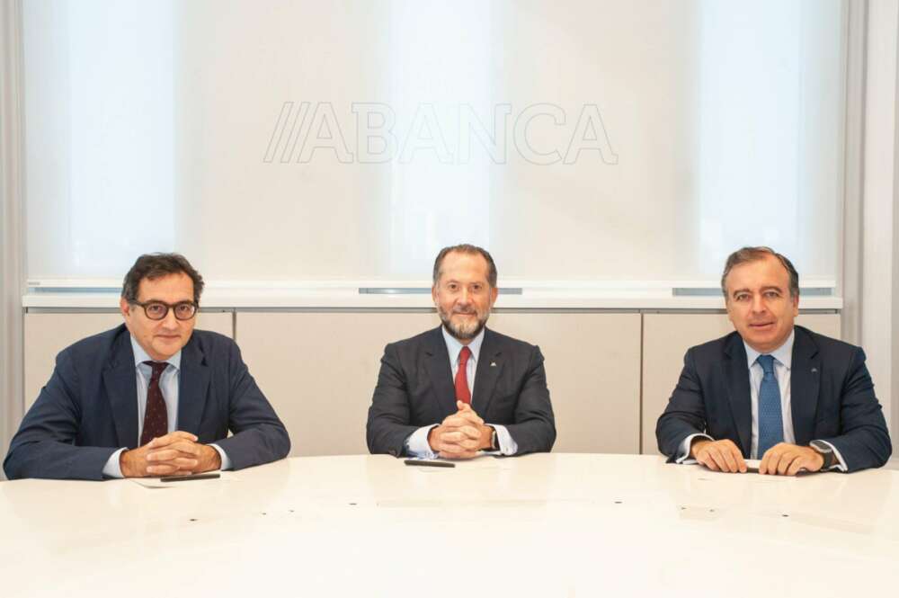 De izquierda a derecha en la imagen, el deputy CEO de Crédit Mutuel, Alexandre Saada, el presidente de Abanca, Juan Carlos Escotet Rodríguez, y el CEO de Abanca, Francisco Botas