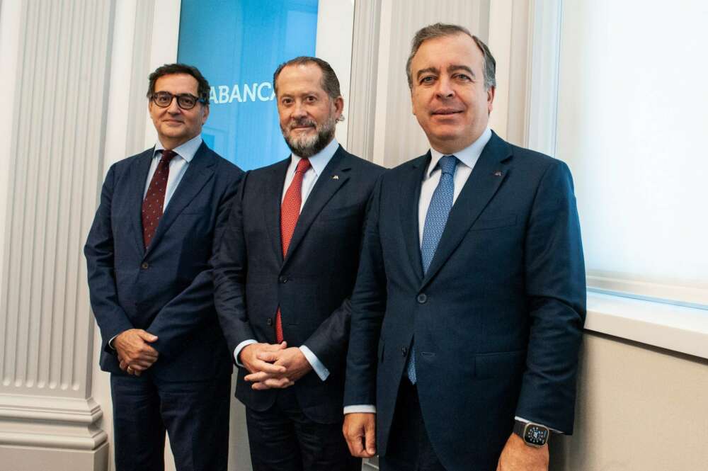 De esquerda a dereita na imaxe, o deputy CEO de BFCM, Alexandre Saada, o presidente de ABANCA, Juan Carlos Escotet Rodríguez, e o CEO de ABANCA, Francisco Botas